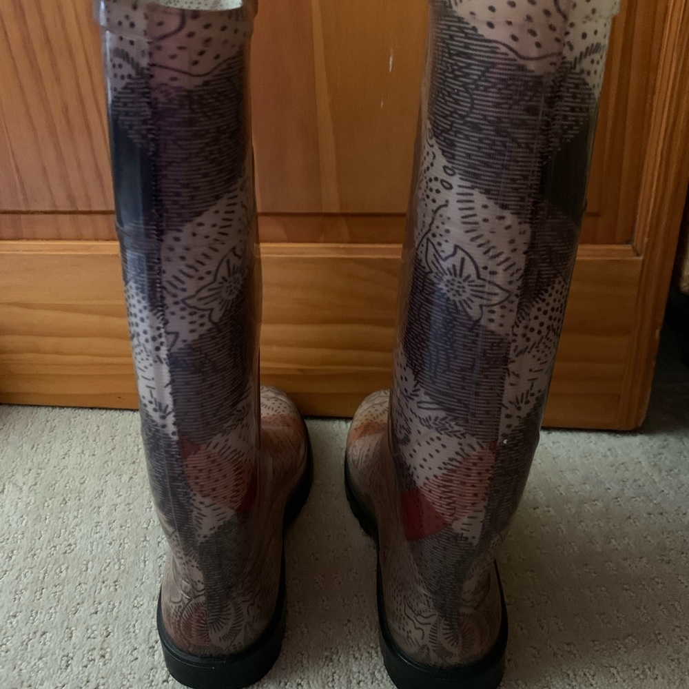 Burberry Rain Boots! Excellent condition! - Picture 4 of 9